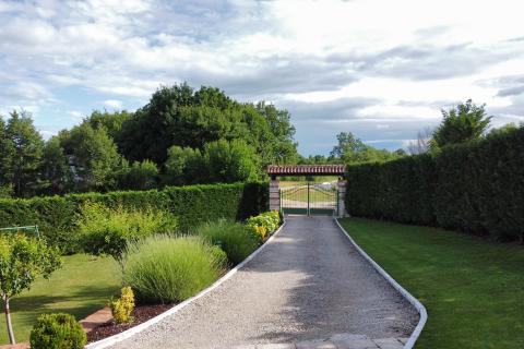 ŽMINJ - Raskošna kuća s bazenom na velikoj okućnici 