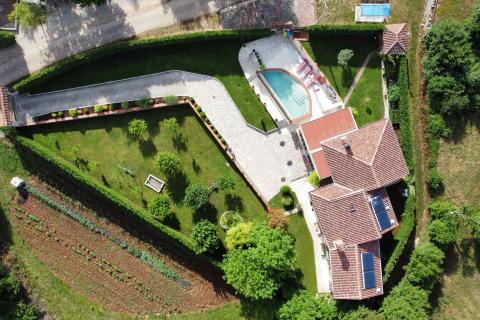 ŽMINJ - Raskošna kuća s bazenom na velikoj okućnici 