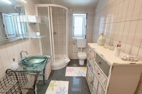 Rijeka, Srdoči, 3S+DB stan s vlastitom okućnicom i pogledom na more