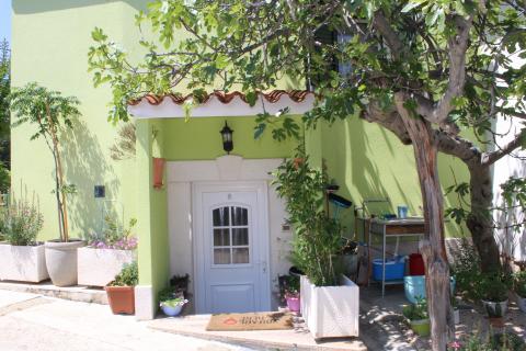 Otok Cres,Valun-kuća s dva stana u blizini mora