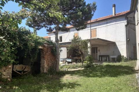 Krasica - okolica, tri autohtone kuće u nizu