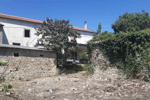 Krasica - okolica, tri autohtone kuće u nizu