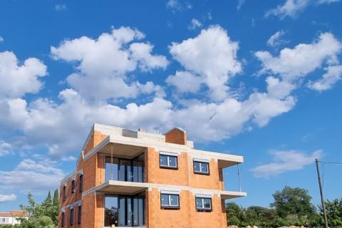 Istra, Poreč, luksuzan stan u novogradnji sa vrtom