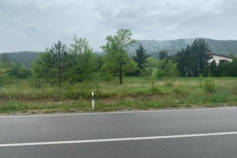 Istra, Buzet, građevinsko zemljište od 1727 m2 u neposrednoj blizini granice