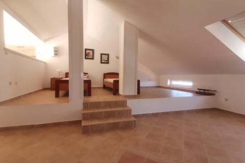 Einfamilienhaus/Wohnhaus Krk, 450m2