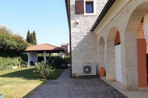 Istra, Kringa okolica - prekrasna kamena vila