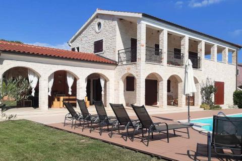 Istra, Kringa okolica - prekrasna kamena vila