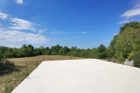 ISTRA, 2 h -poljoprivrednog zemljišta sa započetom gradnjom stambeno-gospodarskog objekta