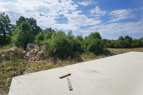 ISTRA, 2 h -poljoprivrednog zemljišta sa započetom gradnjom stambeno-gospodarskog objekta