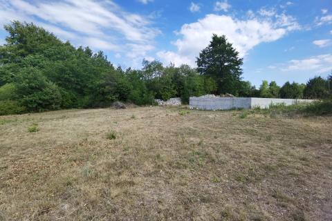 ISTRA, 2 h -poljoprivrednog zemljišta sa započetom gradnjom stambeno-gospodarskog objekta