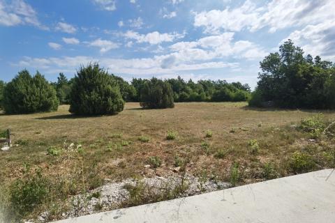 ISTRA, 2 h -poljoprivrednog zemljišta sa započetom gradnjom stambeno-gospodarskog objekta