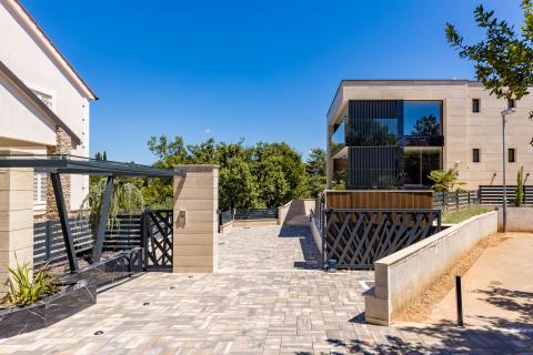 INSEL KRK, MALINSKA-Luxus-Wohnung mit Pool 80 Meter vom Strand entfernt