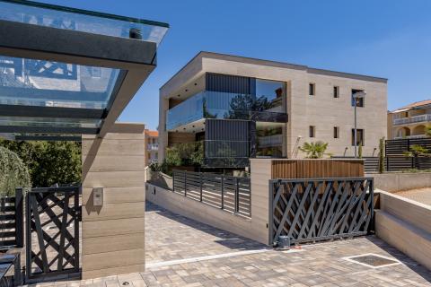 INSEL KRK, MALINSKA-Luxus-Wohnung mit Pool 80 Meter vom Strand entfernt