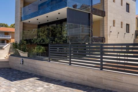 INSEL KRK, MALINSKA-Luxus-Wohnung mit Pool 80 Meter vom Strand entfernt