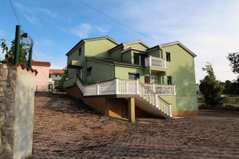 Viškovo, Dovičići, predivna kuća 520m2 s dva stana, velikom garažom i urednom okućnicom.