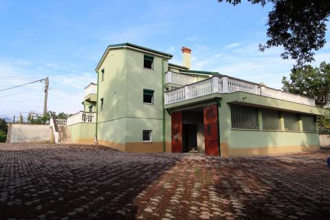 Viškovo, Dovičići, predivna kuća 520m2 s dva stana, velikom garažom i urednom okućnicom.