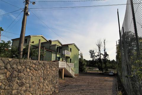 Viškovo, Dovičići, predivna kuća 520m2 s dva stana, velikom garažom i urednom okućnicom.