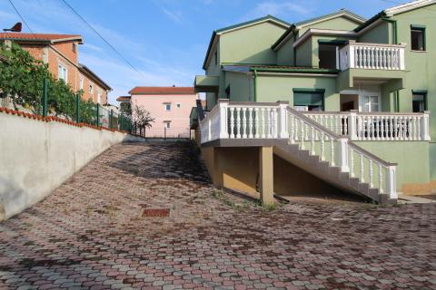 Viškovo, Dovičići, predivna kuća 520m2 s dva stana, velikom garažom i urednom okućnicom.