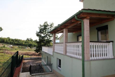 Viškovo, Dovičići, predivna kuća 520m2 s dva stana, velikom garažom i urednom okućnicom.