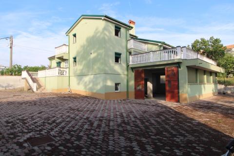 Viškovo, Dovičići, predivna kuća 520m2 s dva stana, velikom garažom i urednom okućnicom.