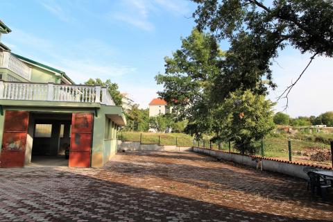 Viškovo, Dovičići, predivna kuća 520m2 s dva stana, velikom garažom i urednom okućnicom.