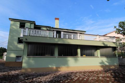 Viškovo, Dovičići, predivna kuća 520m2 s dva stana, velikom garažom i urednom okućnicom.