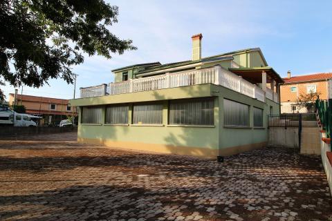 Viškovo, Dovičići, predivna kuća 520m2 s dva stana, velikom garažom i urednom okućnicom.