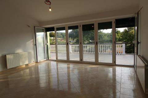 Viškovo, Dovičići, predivna kuća 520m2 s dva stana, velikom garažom i urednom okućnicom.