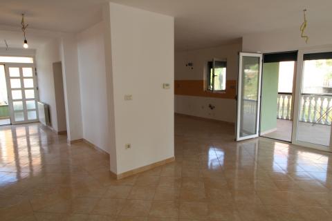 Viškovo, Dovičići, predivna kuća 520m2 s dva stana, velikom garažom i urednom okućnicom.