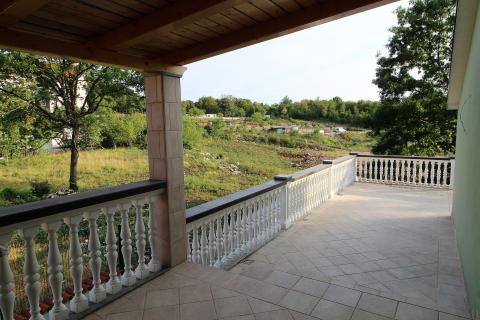 Viškovo, Dovičići, predivna kuća 520m2 s dva stana, velikom garažom i urednom okućnicom.