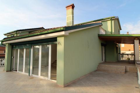 Viškovo, Dovičići, predivna kuća 520m2 s dva stana, velikom garažom i urednom okućnicom.