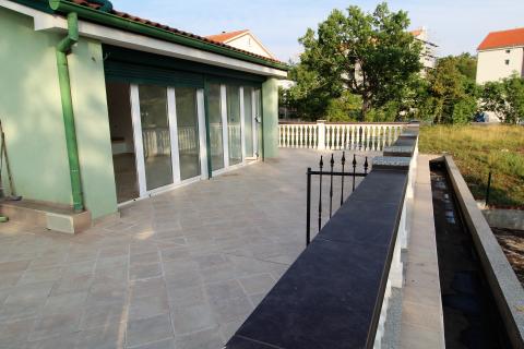 Viškovo, Dovičići, predivna kuća 520m2 s dva stana, velikom garažom i urednom okućnicom.