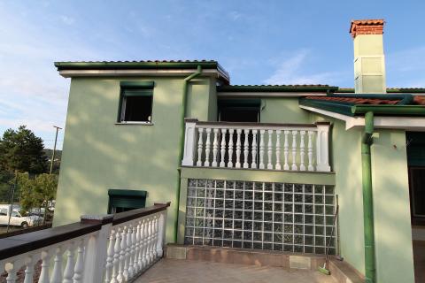 Viškovo, Dovičići, predivna kuća 520m2 s dva stana, velikom garažom i urednom okućnicom.