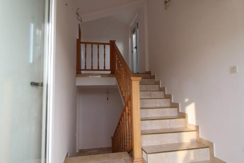 Viškovo, Dovičići, predivna kuća 520m2 s dva stana, velikom garažom i urednom okućnicom.