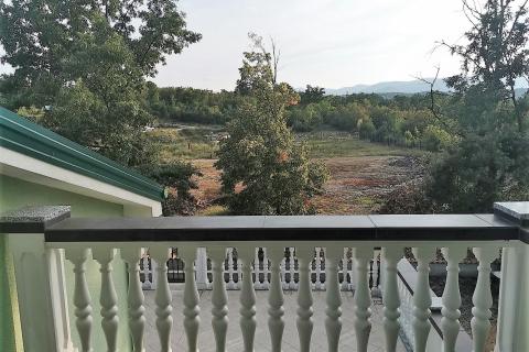 Viškovo, Dovičići, predivna kuća 520m2 s dva stana, velikom garažom i urednom okućnicom.