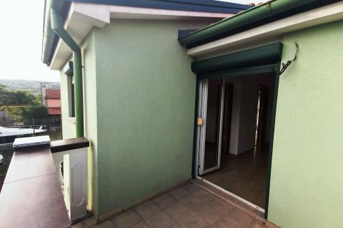 Viškovo, Dovičići, predivna kuća 520m2 s dva stana, velikom garažom i urednom okućnicom.