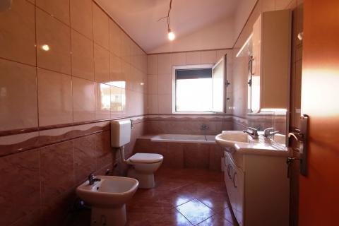 Viškovo, Dovičići, predivna kuća 520m2 s dva stana, velikom garažom i urednom okućnicom.