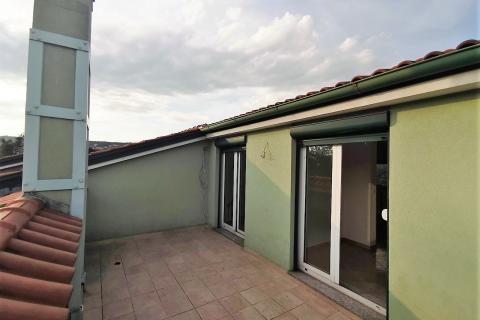 Viškovo, Dovičići, predivna kuća 520m2 s dva stana, velikom garažom i urednom okućnicom.