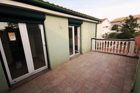 Viškovo, Dovičići, predivna kuća 520m2 s dva stana, velikom garažom i urednom okućnicom.