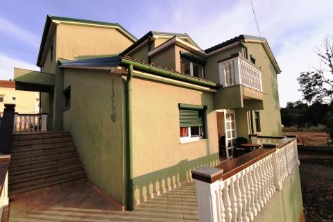 Viškovo, Dovičići, predivna kuća 520m2 s dva stana, velikom garažom i urednom okućnicom.