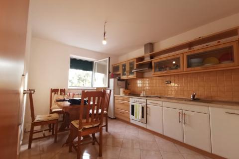 Viškovo, Dovičići, predivna kuća 520m2 s dva stana, velikom garažom i urednom okućnicom.