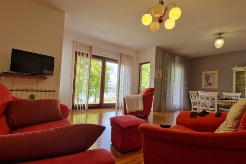 Ogulin - kuća s pogledom na jezero Sabljaci