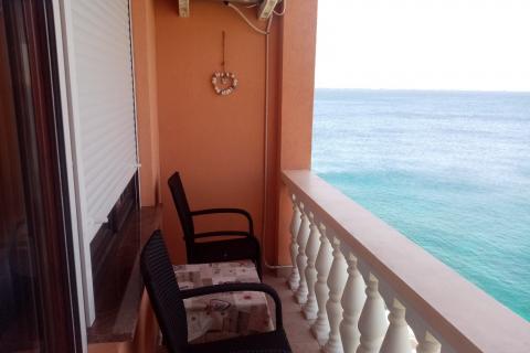 Karlobag, Lukovo Šugarje samostojeća kuća 1. red do mora