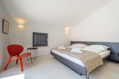 KRK-Villa s bazenom-160m2-500m od mora