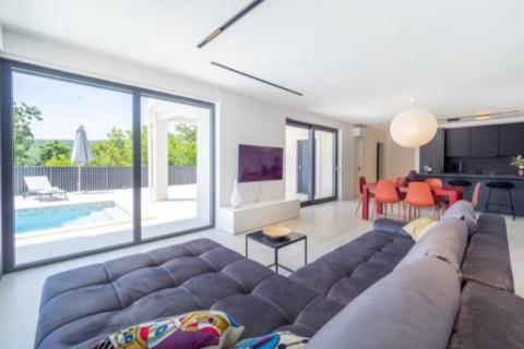 KRK-Villa s bazenom-160m2-500m od mora