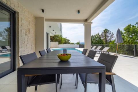 KRK-Villa s bazenom-160m2-500m od mora