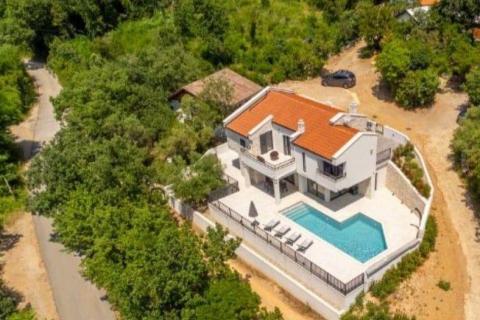 KRK-Villa s bazenom-160m2-500m od mora
