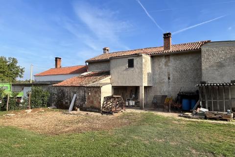 Višnjan - okolica, dvojna kuća sa puno potencijala