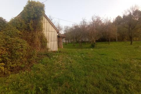 Lika,Otočac,stara kuća sa okućnicom 7650 m2