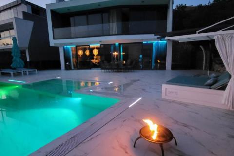 CRIKVENICA - Luksuzna moderna kuća sa infinity bazenom